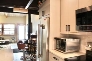 Η κουζίνα ή μικρή κουζίνα στο Modern Cabin-Style Loft in Vail On Shuttle Route