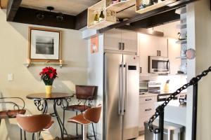 Η κουζίνα ή μικρή κουζίνα στο Modern Cabin-Style Loft in Vail On Shuttle Route