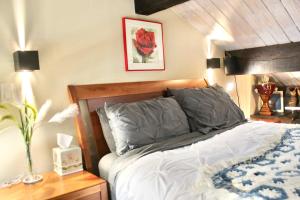 Ένα ή περισσότερα κρεβάτια σε δωμάτιο στο Modern Cabin-Style Loft in Vail On Shuttle Route