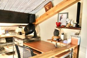 Η κουζίνα ή μικρή κουζίνα στο Modern Cabin-Style Loft in Vail On Shuttle Route