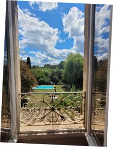 Bazén v ubytovaní Mas Les Romarins, 10 min d'Uzès, piscine et grand jardin clos, jeux, nid de repos et base pour activités dans le Gard alebo v jeho blízkosti