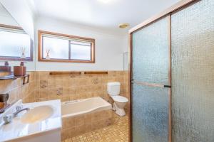 une salle de bain avec une baignoire, des toilettes et un lavabo dans l'établissement 139 Government Rd - Pet Friendly, Air Con, WiFi, Water views, à Nelson Bay 25 autres photos
