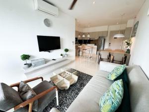 Μια τηλεόραση ή/και κέντρο ψυχαγωγίας στο 2bedrooms Cassia Residence lake view