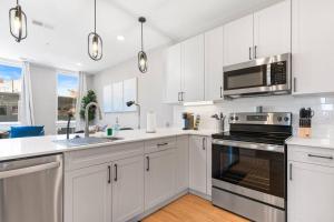 Η κουζίνα ή μικρή κουζίνα στο Sleeps 6 - Pier Views - Near Fishtown and Old City +23 φωτογραφίες
