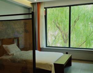 Qichi Waterfront B&B Hotel客房内的一张或多张床位