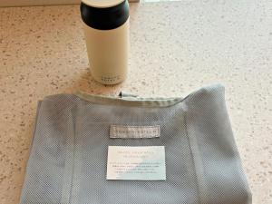 西条市にあるITOMACHI Hotel 0  (いとまちホテルゼロ）のカウンターの上の買い物袋とコーヒーカップ