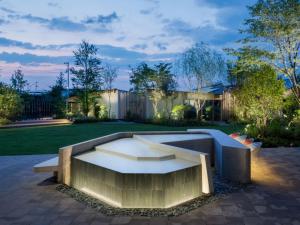 西条市にあるITOMACHI Hotel 0  (いとまちホテルゼロ）の中庭のベンチ