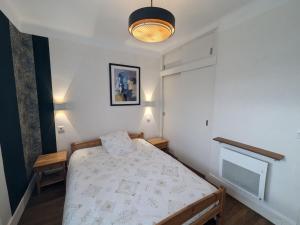 ein kleines Schlafzimmer mit einem Bett und einem Kamin in der Unterkunft Confort en famille proche de Giffaumont - FR-1-611-112 in Braucourt