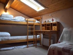 Ένα ή περισσότερα κρεβάτια σε δωμάτιο στο Chalet chaleureux avec poêle à bois et parking, proche du centre de Font-Romeu - FR-1-580-124