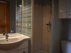 Ένα μπάνιο στο Chalet chaleureux avec poêle à bois et parking, proche du centre de Font-Romeu - FR-1-580-124 +5 φωτογραφίες