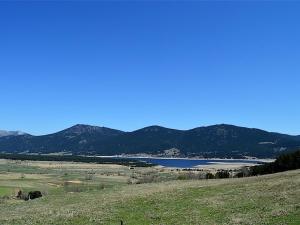 ein See auf einem Feld mit Bergen im Hintergrund in der Unterkunft Chalet 3 Pièces avec Parking aux Angles - FR-1-593-122 in Les Angles