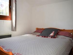 a bedroom with a large bed with red pillows at Chalet spacieux 3 pièces avec parking et jardin - FR-1-593-122 in Les Angles