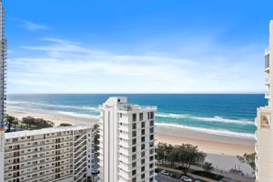 Elle offre une vue sur la plage, les bâtiments et l'océan. dans l'établissement The Moroccan - QStay, à Gold Coast