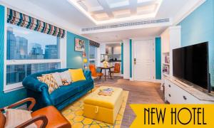 Uma televisão e/ou sistema de entretenimento em Hotel Madera Hollywood