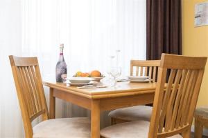 - une table en bois avec un bol de fruits dans l'établissement Haus-Ornum-1-OG-O-Wohnung-13, à Westerland 3 autres photos