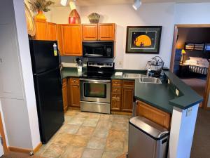 Η κουζίνα ή μικρή κουζίνα στο Ski-In Ski-Out Condo at Zephyr Mountain Lodge 1518