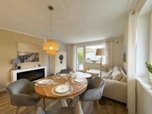 una sala de estar con una mesa y un sofá en Haus-Excelsior-Wohnung-08, en Rantum