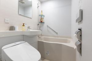 東京にあるイチホテル東京八丁堀のトイレと洗面台を備えた白いバスルーム