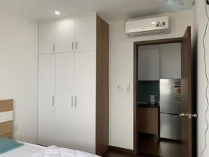 Un pat sau paturi într-o cameră la Căn hộ Du lịch Cho Nữ thuê Ở AN PHÚ THỊNH QUY NHƠN giá rẻ