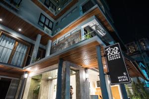 チェンマイにあるターペー ハッピー ハウスの前に看板がある建物