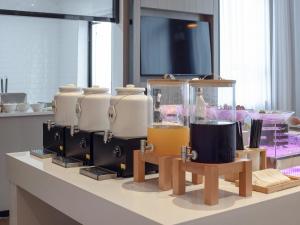 una cocina con una barra con una bebida en un recipiente de cristal en Echarm Hotel Fangchenggang Administration Center High Speed Railway Station, en Gongche