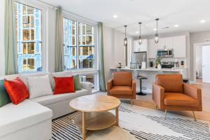 フィラデルフィアにあるAmazing City Views - Sleeps 6 - Near Fishtownのソファと椅子2脚のあるリビングルーム +34枚の写真