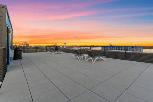 フィラデルフィアにあるAmazing City Views - Sleeps 6 - Near Fishtownのパティオ(椅子付)が備わります。
