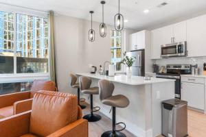 フィラデルフィアにあるAmazing City Views - Sleeps 6 - Near Fishtownのキッチン(カウンター、いくつかの椅子付)