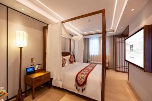 Postel nebo postele na pokoji v ubytování Fuxue QiuGuo Hotel Beijing Nanluoguxiang Siheyuan Branch + 30 fotografií