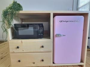 un réfrigérateur rose à côté d'un four micro-ondes dans une armoire dans l'établissement Hibernal34 - Private Room on Access Road, à Killington