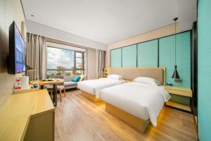 Krevet ili kreveti u jedinici u okviru objekta Echarm Hotel Kunming Changshui International Airport +37 fotografija