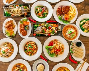戈斯福德The Select Inn Gosford的餐桌上满盘食物的桌子