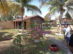 a group of people standing in front of a house at Apart simples Indep c Ar-con p 6 Pess Qt Duplo in Araçatuba
