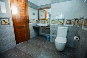 Koupelna v ubytování FlyOn Resort + 70 fotografií