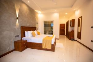 迪克韦勒FlyOn Resort的房间里有一张大床的卧室