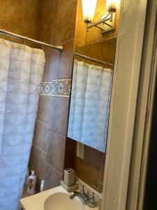 un baño con lavabo y espejo en Casa localizada muy cerca del estadio, 8 minutos del centro y muchos lugares mas, No se permiten fiestas , o fumar, en Milwaukee