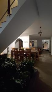 a living room with a dining table and chairs at Ninfas 371 in Pucusana