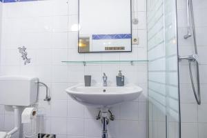 Kép Cozy 1BR - Perfect for Long Stays szállásáról Bécsben a galériában