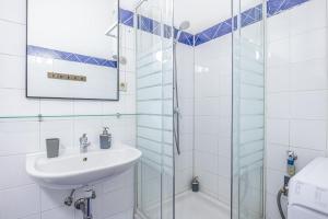 Kép Cozy 1BR - Perfect for Long Stays szállásáról Bécsben a galériában