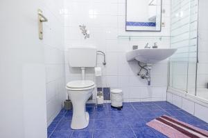 Kép Cozy 1BR - Perfect for Long Stays szállásáról Bécsben a galériában