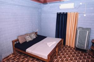 Rúm í herbergi á Paradise Inn Beach Resort