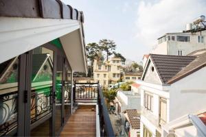 un balcone con vista su un edificio di Khách Sạn Lối Về Đà Lạt a Da Lat