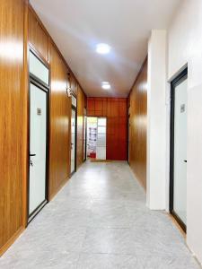 een gang van een kantoorgebouw met houten muren bij Bảo Ngọc Motel in Ha Giang