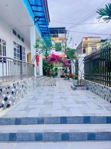 ailed walkway with flowers on the side of a building at Bảo Ngọc Motel in Làng Me