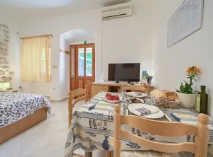 Posteľ alebo postele v izbe v ubytovaní Chic and Charming Krk Downtown Apartments