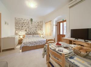 Posteľ alebo postele v izbe v ubytovaní Chic and Charming Krk Downtown Apartments