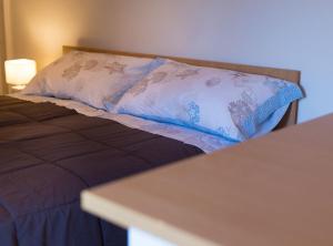 Posteľ alebo postele v izbe v ubytovaní Chic and Charming Krk Downtown Apartments