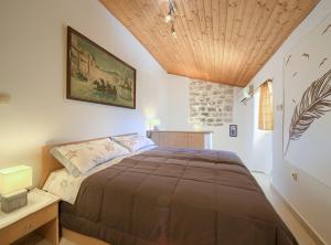 Posteľ alebo postele v izbe v ubytovaní Chic and Charming Krk Downtown Apartments