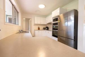 Η κουζίνα ή μικρή κουζίνα στο Family-Friendly Retreat with Pool & Spacious Living