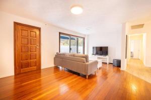 Μια τηλεόραση ή/και κέντρο ψυχαγωγίας στο Family-Friendly Retreat with Pool & Spacious Living